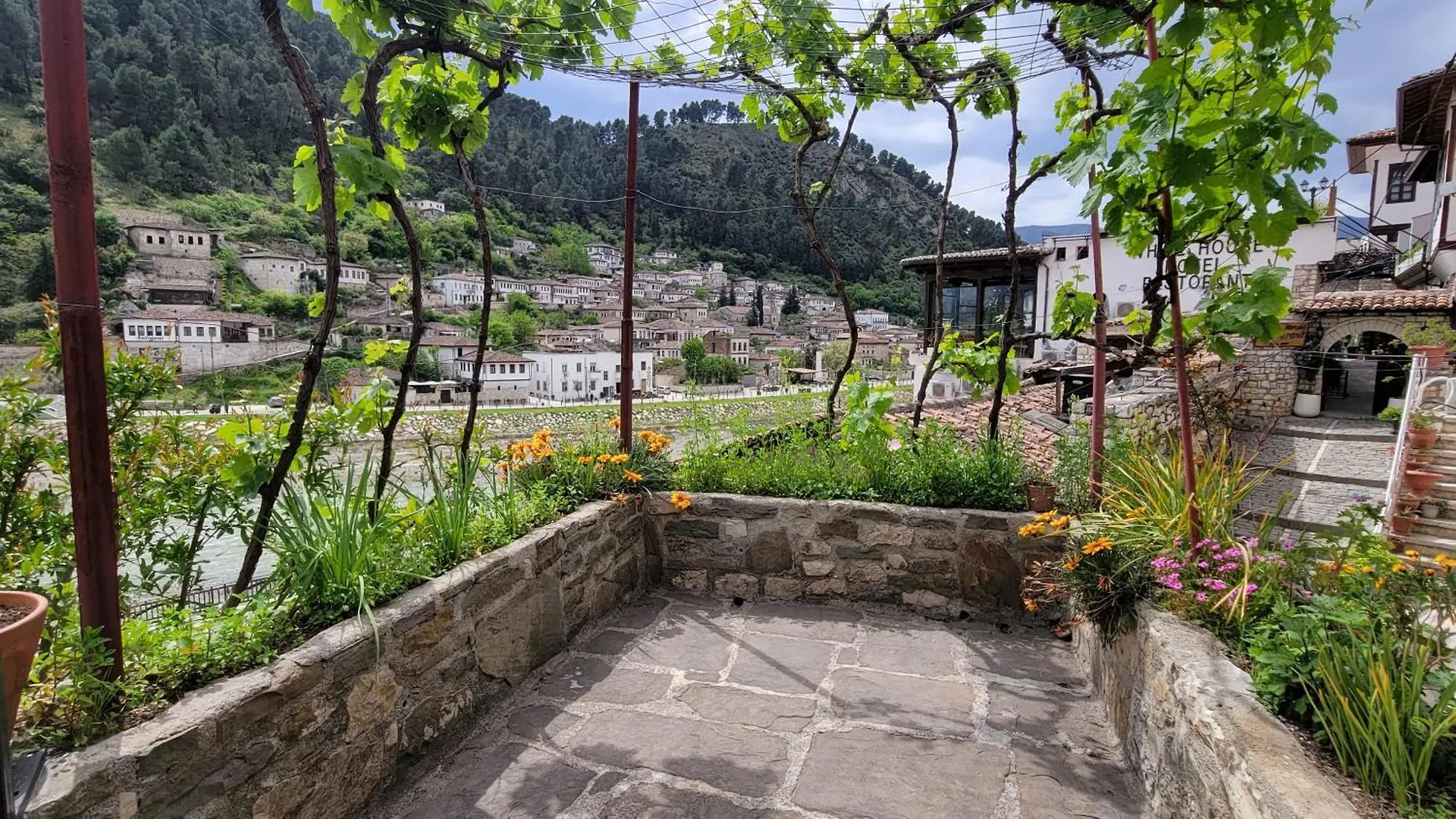 Hostel Guest House Mangalem Berat