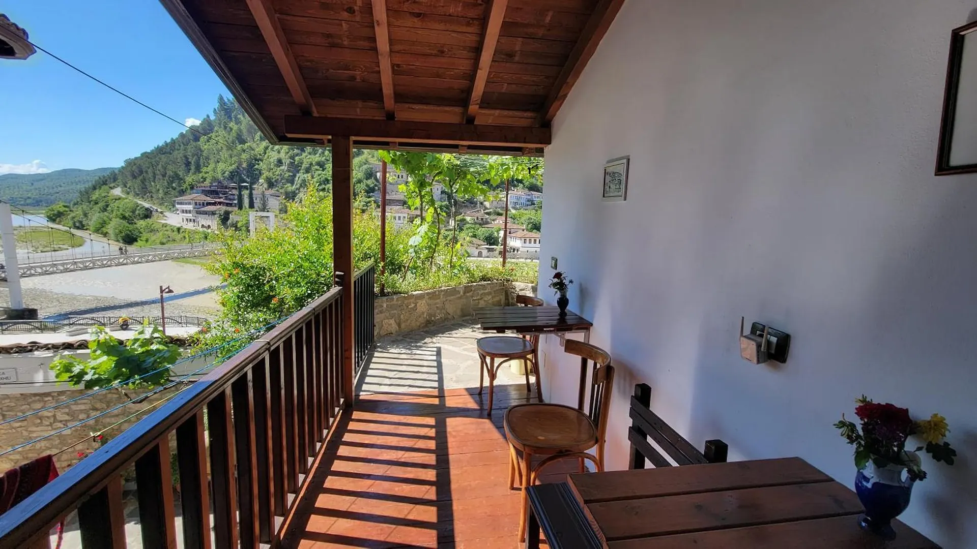 Guest House Mangalem Berat Hostel