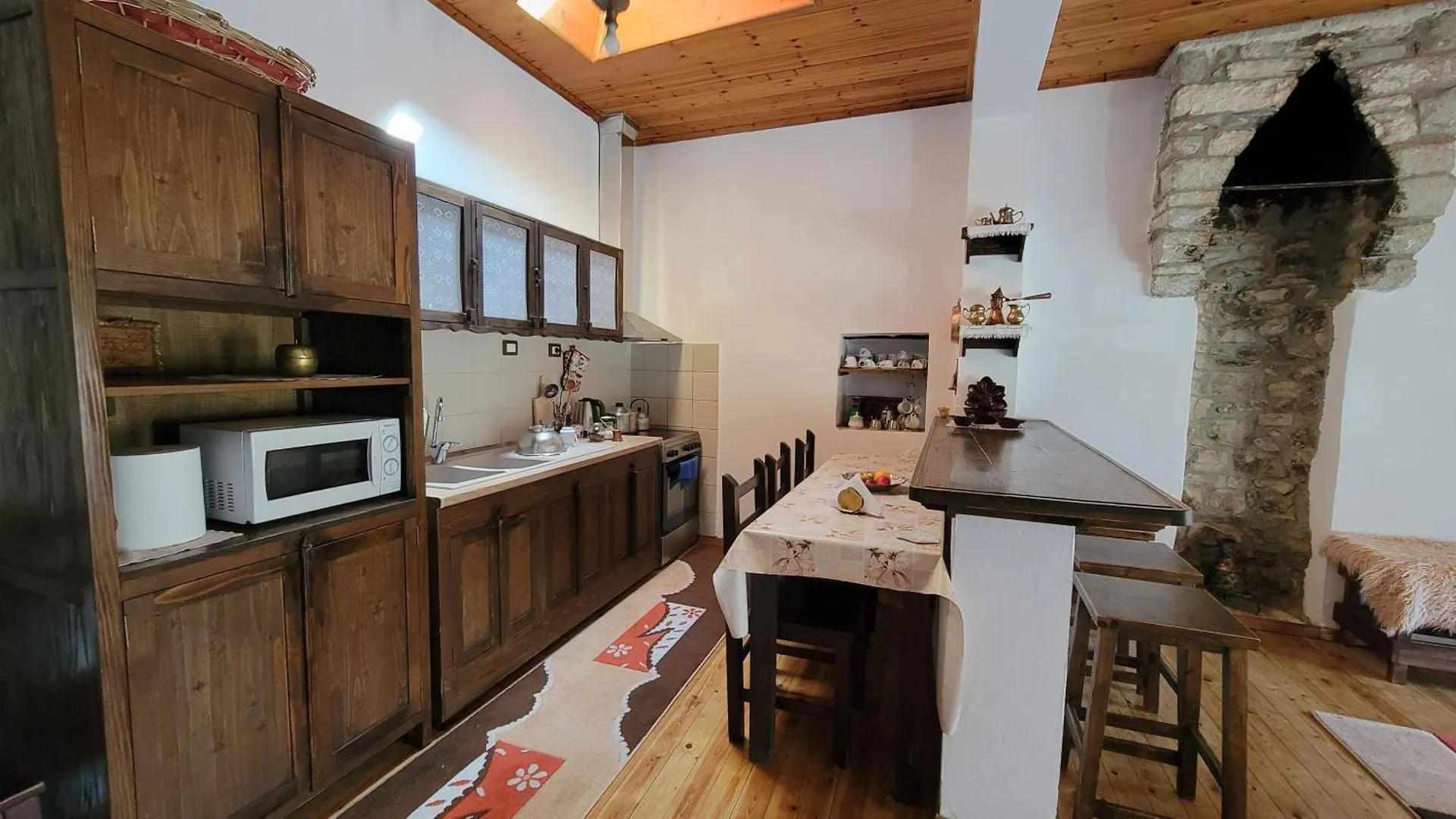 בראט Guest House Mangalem אכסניה