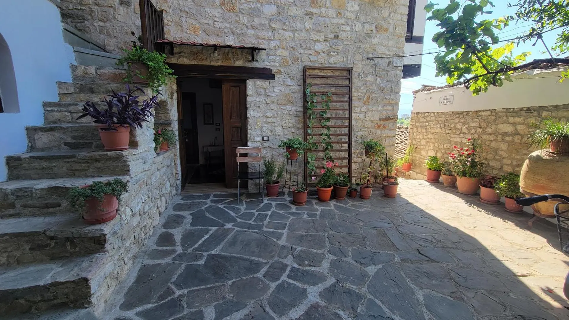 בראט Guest House Mangalem