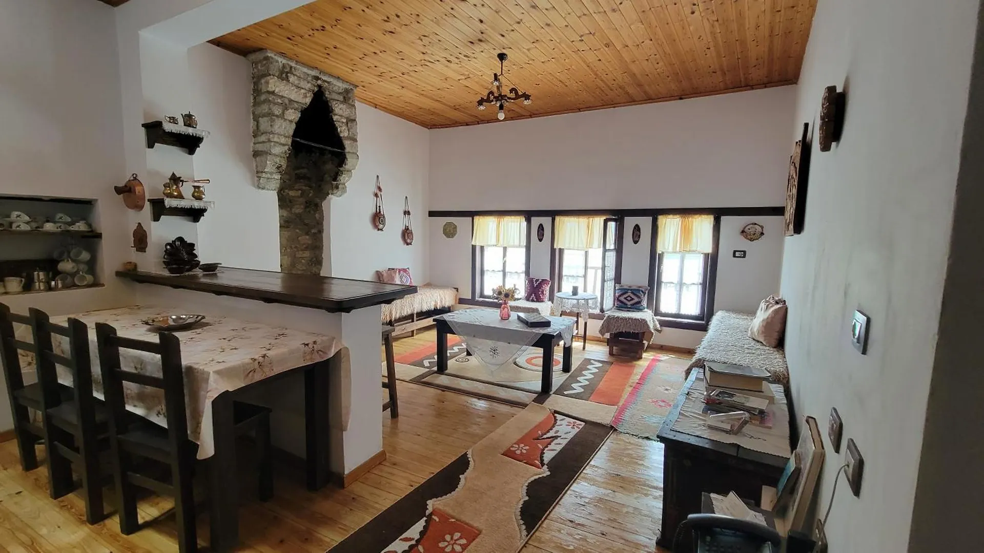 Hostal Guest House Mangalem Berat